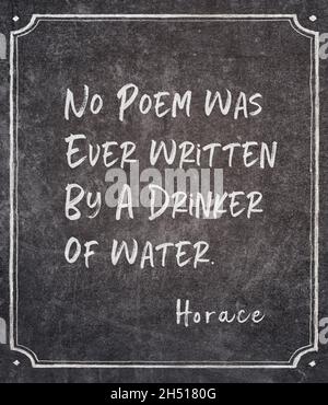Nessuna poesia è mai stata scritta da un bevitore d'acqua - antica filosofa romana Horace citazione scritta su lavagna incorniciata Foto Stock