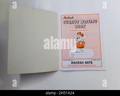 BANGALORE, INDIA - Sep 13, 2021: Un primo piano di un libro di scrittura inglese cursive isolato su sfondo bianco / prima pagina Foto Stock