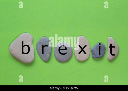 brexit come una parola sulle pietre piatte di colore naturale. Una lettera di colore nero su ogni pietra isolata su uno sfondo verde Foto Stock