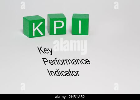 Tre blocchi isolati con le lettere KPI e il testo indicatore prestazioni chiave sul livello di sfondo bianco Foto Stock