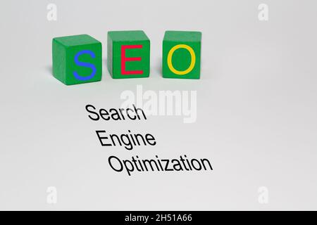 Tre blocchi isolati con le lettere SEO e il testo Search Engine Optimization sul livello di sfondo bianco Foto Stock