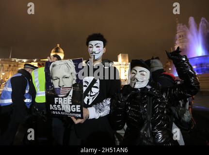 Londra, Inghilterra, Regno Unito. 5 novembre 2021. I manifestanti pro Julian Assange hanno firmato la loro firma durante la marcia Million Mask a Londra. (Credit Image: © Tayfun Salci/ZUMA Press Wire) Credit: ZUMA Press, Inc./Alamy Live News Foto Stock