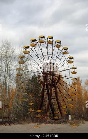 L'iconica ruota panoramica del parco divertimenti Pripyat nella zona di esclusione di Chernobyl Foto Stock
