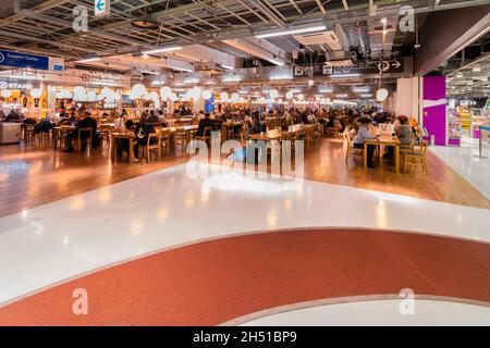 tokyo, giappone - dicembre 06 2019: Folla di turisti che mangiano nella corte alimentare del terminal 3 nazionale dell'Aeroporto Internazionale Narita con un pavimento Foto Stock