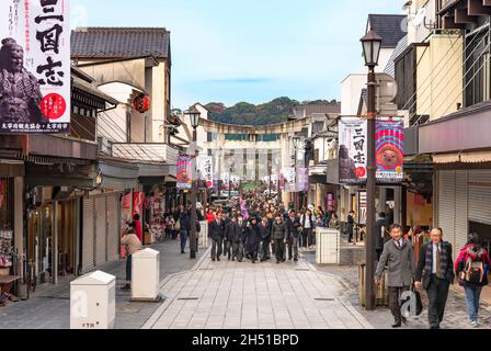 tokyo, giappone - dicembre 07 2019: Folla di studenti universitari giapponesi durante un'escursione scolastica e gruppi di turisti cinesi che camminano dietro le guide turistiche Foto Stock