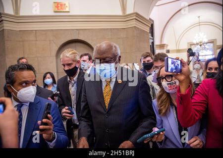 Washington DC, Stati Uniti. 05 novembre 2021. La maggioranza della Camera degli Stati Uniti Whip James Clyburn (democratico della Carolina del Sud) cammina all'ufficio del presidente della Camera dei rappresentanti degli Stati Uniti Nancy Pelosi (democratico della California) Mentre la Camera dei rappresentanti si prepara a votare sui disegni di legge per la costruzione di infrastrutture migliori e bipartisan presso il Campidoglio degli Stati Uniti a Washington, DC, giovedì 4 novembre 2021. Credit: Rod Lammey/CNP/dpa/Alamy Live News Foto Stock