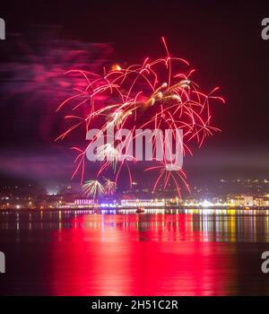 Weymouth, Dorset, Regno Unito. 5 novembre 2021. I fuochi d'artificio notturni Guy Fawkes esplodono sulla spiaggia e sul lungomare di Weymouth nel Dorset. Picture Credit: Graham Hunt/Alamy Live News Foto Stock