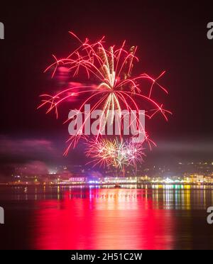 Weymouth, Dorset, Regno Unito. 5 novembre 2021. I fuochi d'artificio notturni Guy Fawkes esplodono sulla spiaggia e sul lungomare di Weymouth nel Dorset. Picture Credit: Graham Hunt/Alamy Live News Foto Stock