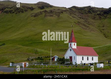 Paesaggio della chiesa di Reyniskyrka vicino alla spiaggia di sabbia nera Vik Foto Stock