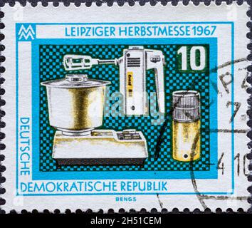 GERMANIA, DDR - CIRCA 1967: Un francobollo tedesco, GDR mostrando alcuni elettrodomestici da cucina per la fiera d'autunno di Lipsia 1967 Foto Stock