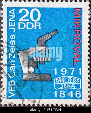 GERMANIA, DDR - CIRCA 1971: Francobollo tedesco, GDR con microscopio “Ergaval” della serie “Mikroval”, 125 anni di Carl Zeiss Jena Foto Stock