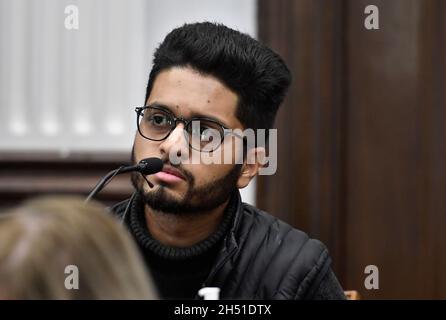 Kenosha, Wisconsin, Stati Uniti. 5 novembre 2021. Anmol Khindri, la cui famiglia possiede Car Source, testimonia il processo di Kyle Rittenhouse presso il tribunale della contea di Kenosha, Wisconsin, venerdì 5 novembre 2021. (Credit Image: © Sean Krajacic/The Kenosha News-POOL via ZUMA Press Wire) Credit: ZUMA Press, Inc./Alamy Live News Foto Stock