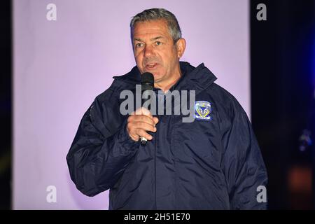 Warrington, Regno Unito. 05 novembre 2021. L'allenatore capo Daryl Powell di Warrington Wolves viene presentato ai fan mentre tengono un kit di lancio e fuochi d'artificio per 5,000 fan di Warrington. A Warrington, Regno Unito, il 11/5/2021. (Foto di Mark Cosgrove/News Images/Sipa USA) Credit: Sipa USA/Alamy Live News Foto Stock