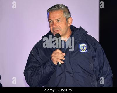 Warrington, Regno Unito. 05 novembre 2021. L'allenatore capo Daryl Powell di Warrington Wolves viene presentato ai fan mentre tengono un kit di lancio e fuochi d'artificio per 5,000 fan di Warrington. A Warrington, Regno Unito, il 11/5/2021. (Foto di Mark Cosgrove/News Images/Sipa USA) Credit: Sipa USA/Alamy Live News Foto Stock