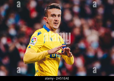 Bilbao, Paesi Baschi, Spagna. 5 novembre 2021. SALVI SÃNCHEZ (7) di CÃdiz fa un cuore con le mani per celebrare il suo obiettivo durante la settimana la Liga 12 gioco tra Athletic Club e CÃdiz CF allo stadio San Mames. (Credit Image: © Edu del Fresno/ZUMA Press Wire) Credit: ZUMA Press, Inc./Alamy Live News Foto Stock