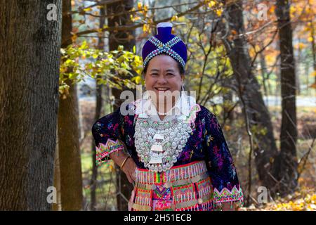 Manitowoc, WI USA 11 05 2021: Signore in costumi celebrativi nazionali, colorati e splendidamente decorati del Laos Foto Stock