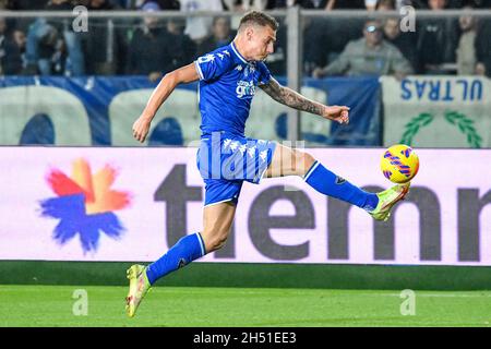 Empoli, Italia. 05 novembre 2021. Stadio Carlo Castellani, Empoli, Italia, 05 novembre 2021, Andrea Pinamonti (Empoli) in azione durante Empoli FC vs Genova CFC - Calcio italiana Serie A Match Credit: Live Media Publishing Group/Alamy Live News Foto Stock