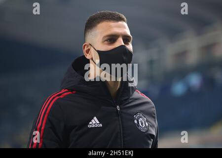 Bergamo, Italia, 2 novembre 2021. Diogo Dalot di Manchester United durante l'ispezione del campo di squadra prima della partita della UEFA Champions League allo Stadio di Bergamo, Bergamo. Il credito d'immagine dovrebbe essere: Jonathan Moscrop / Sportimage Foto Stock