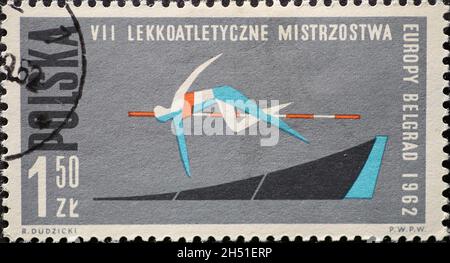 POLONIA-CIRCA 1962 : un timbro postale stampato in Polonia che mostra la grafica di un atleta di salto in alto che salta ai Campionati europei di atletica di Belgrado Foto Stock