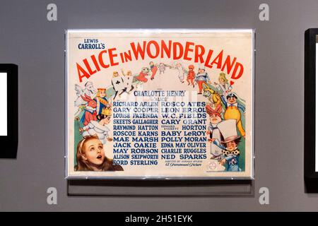 Poster per il film "Alice in Wonderland 1933", mostra "Alice: Curiouser and Curiouser" 2021 al V&A di Londra, Regno Unito Foto Stock