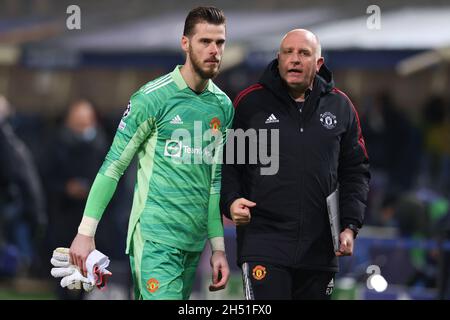 Bergamo, Italia, 2 novembre 2021. David De Gea del Manchester United discute con Richard Harris Manchester United, allenatore di goalkeeping senior, mentre lasciano il campo di gioco durante la partita della UEFA Champions League allo Stadio di Bergamo, Bergamo. Il credito d'immagine dovrebbe essere: Jonathan Moscrop / Sportimage Foto Stock