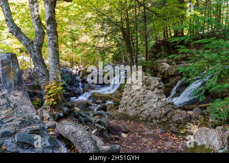 Paesaggio naturale della cascata Carbide Wilson Ruins a mezzogiorno Foto Stock