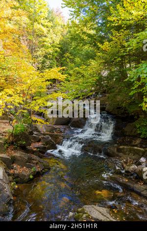 Paesaggio naturale della cascata Carbide Wilson Ruins a mezzogiorno Foto Stock