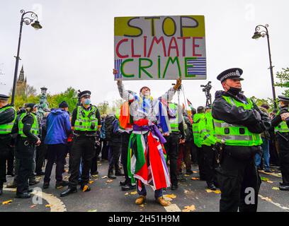 Glasgow, Scozia, Regno Unito. 5 novembre 2021. I manifestanti in un venerdì per la marcia futura in una Giornata Mondiale d'azione attraverso il centro di Glasgow per il cambiamento climatico. La dimostrazione iniziò a Kelvingrove Park e terminò a George Square. PIC; Iain Masterton/Alamy Live News. Foto Stock