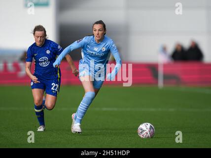 Manchester, Regno Unito. 31 ottobre 2021. Caroline Weir of Man City Women si sposta da Erin Cuthbert of Chelsea Women durante la partita semifinale della Coppa delle Donne fa tra Manchester City Women e Chelsea Women all'Academy Stadium di Manchester, Regno Unito, il 31 ottobre 2021. Foto di Andy Rowland. Credit: Prime Media Images/Alamy Live News Foto Stock