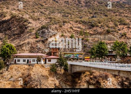 Paro/Bhutan - Febbraio 2016: Ritratto del re di Bhutan Jigme Khesar Namgyel Wangchuck con sua moglie Jetsun Pema vicino al ponte Chhuzom sull'altopiano P. Foto Stock