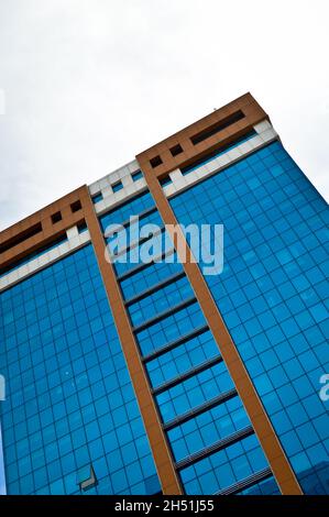 Business center, torre di vetro istituzionale, moderno edificio in vetro, business center con cielo blu Foto Stock