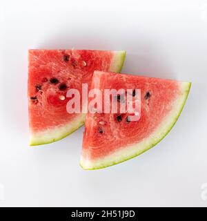 Fette di cocomero isolati su sfondo bianco, vista dall'alto Foto Stock