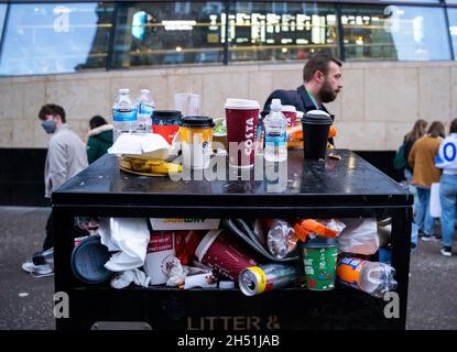 Glasgow, Scozia, Regno Unito. 5 novembre 2021. Spazzatrice traboccante a Glasgow. I raccoglitori di rifiuti in città sono attualmente in sciopero su retribuzione e condizioni. Iain Masterton/Alamy Live News. Foto Stock