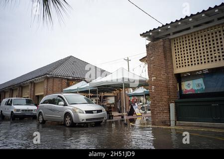 Charleston, Stati Uniti. 05 novembre 2021. Parti di Charleston's Market Street sono inondate di fianco al mercato storico della città. Alcune parti del centro di Charleston hanno subito un secondo giorno di alluvione. La combinazione di un sistema di tempesta offshore e di una marea re insolitamente alta ha portato a diverse chiusure stradali in tutta la regione. La città sta soppesando i costi di realizzazione di un nuovo muro marino per combattere il crescente problema delle inondazioni. (Foto di Kit MacAvoy/SOPA Images/Sipa USA) Credit: Sipa USA/Alamy Live News Foto Stock