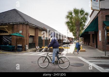 Charleston, Stati Uniti. 05 novembre 2021. Una parte di S. Market Street è bloccata a causa delle inondazioni adiacenti allo storico mercato cittadino di Charleston. Alcune parti del centro di Charleston hanno subito un secondo giorno di alluvione. La combinazione di un sistema di tempesta offshore e di una marea re insolitamente alta ha portato a diverse chiusure stradali in tutta la regione. La città sta soppesando i costi di realizzazione di un nuovo muro marino per combattere il crescente problema delle inondazioni. (Foto di Kit MacAvoy/SOPA Images/Sipa USA) Credit: Sipa USA/Alamy Live News Foto Stock