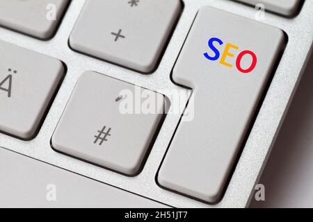 SEO colorato come abbreviazione su una tastiera in alluminio brillante Foto Stock