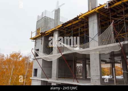 Rete di sicurezza per edilizia. Rete che protegge dalla caduta di oggetti sul cantiere. Barriera protettiva Foto Stock