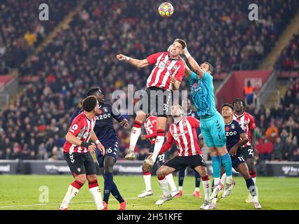 Jan Bednarek di Southampton e il portiere Alex McCarthy si scontrano durante la partita della Premier League a St Mary's, Southampton. Data foto: Venerdì 5 novembre 2021. Foto Stock