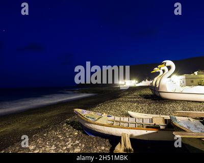 Notte nella spiaggia di Fuerteventura e case di pescatori Foto Stock