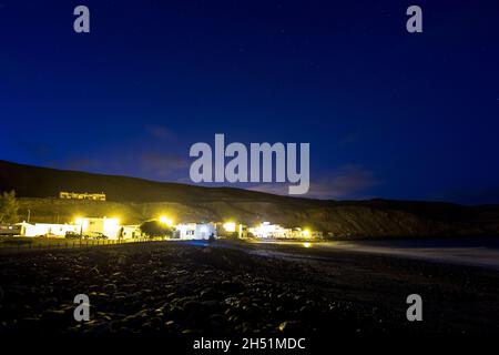 Notte nella spiaggia di Fuerteventura e case di pescatori Foto Stock