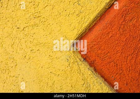 Primo piano di un muro con strutture rosse e gialle Foto Stock