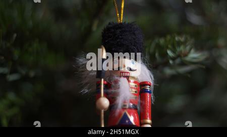 Decorazione Toy Nutcracker su albero di Natale. Nutcracker soldato su un albero di Natale con sfondo sfocato. Bellissimo albero di Natale decorato, il N Foto Stock