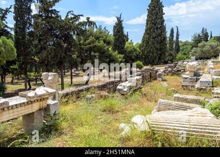 Antiche rovine greche ai piedi dell'Acropoli, Atene, Grecia, Europa. Paesaggio urbano della vecchia Atene in estate. Scenario di resti della classica città di Atene. C Foto Stock