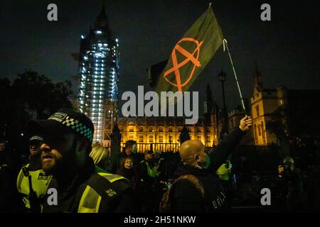 Londra, Regno Unito. 05 novembre 2021. La polizia si sposta fuori dalle Camere del Parlamento durante la marcia annuale milioni di maschere attraverso la città. Il movimento Anonymous è solidale per una società emarginata dall'élite politica e dalle società associate. Credit: Andy Barton/Alamy Live News Foto Stock