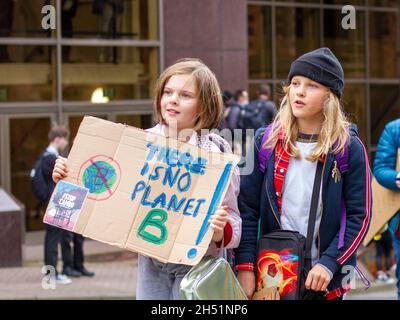 Glasgow, Scozia, Regno Unito. 5 novembre 2021. Due bambini si uniscono al marzo. Il 6° giorno della Conferenza delle Nazioni Unite sul cambiamento climatico (26a Conferenza delle parti (COP26)), il venerdì per la futura Scozia e altri gruppi attivisti sul cambiamento climatico stanno marciando per le strade del centro di Glasgow, per tenere un raduno a George Square. Credit: Iain McGuinness/Alamy Live News Foto Stock