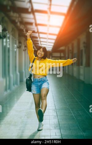 felicità ragazza asiatica a piedi in città street shopping Foto Stock