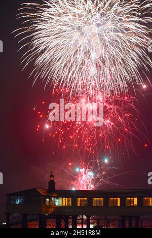 05/11/2021 PLA Royal Terrace Pier Gravesend Regno Unito. Fuochi d'artificio Bonfire Night al di sopra del molo Royal Terrace del Porto di London Authority vicino al Tamigi. Foto Stock