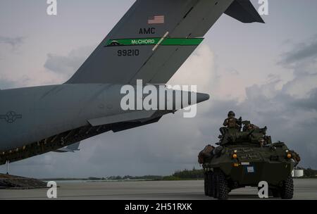 Un veicolo blindato leggero, assegnato alla III forza di spedizione marina, esce da un C-17 Globemaster III a Wake Island durante l'esercizio Rainier War 21B, 5 novembre 2021. Rainier War 21B esercitò e valutò la capacità della 62a Ala Airlift di impiegare la forza e la loro capacità di eseguire durante le operazioni di guerra e di emergenza in un'alta intensità, contestata in tempo di guerra, Ambiente degradato e limitato dal punto di vista operativo, supportando le operazioni di emergenza contro un avversario near-peer nell'area di responsabilità del comando Indo-Pacific degli Stati Uniti. (STATI UNITI Air Force foto di staff Sgt. Rachel Williams) Foto Stock