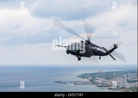 Un 33rd Squadron Rescue HH-60G Pave Hawk elicottero vola su Okinawa a sostegno di Remote Island Disaster Exercise 2021, Giappone, 2 novembre 2021. L'attrezzatura di missione di un elicottero HH-60G Pave Hawk include una sonda di rifornimento retrattile in volo, serbatoi carburante ausiliari interni, due mitragliatrici calibro 7,62 mm o 0,50 servite dall'equipaggio e un gancio da carico da 8,000 libbre. (STATI UNITI Air Force foto di Airman 1a classe Stephen Pulter) Foto Stock