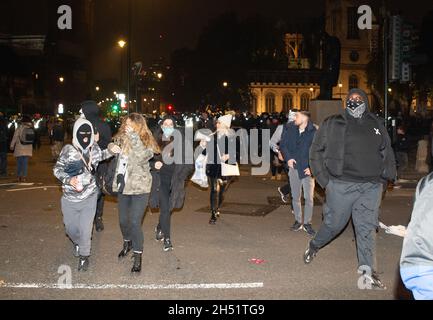 Londra, Regno Unito. 05 novembre 2021. I manifestanti di carica della polizia di Riot a Piazza del Parlamento accreditamento: graham mitchell/Alamy Live News Foto Stock